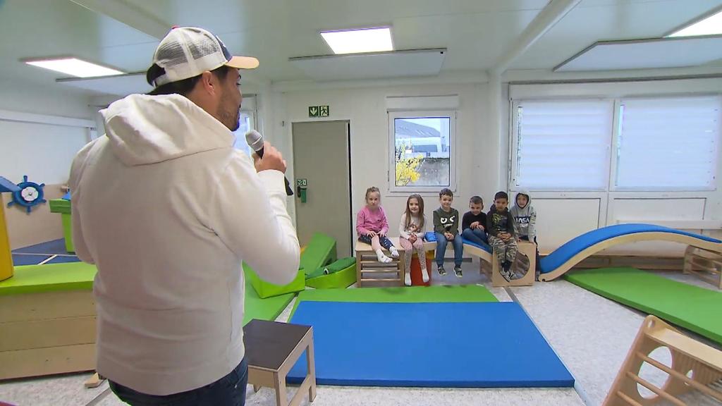 Aus Gewohnheit: Auch im Kindergarten singt Aytug vor einer mehrköpfigen Jury - die Kinder sind begeistert.