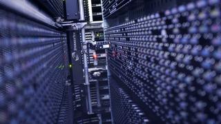Ein automatisches Lager für Magnet-Datenbänder (Tape-Bibliothek) arbeitet am 23.02.2012 in einem Nebenraum des Supercomputers "Blizzard" im Deutschen Klimarechenzentrum in Hamburg. Wann hat wer mit wem telefoniert und wo gesurft? Der Streit um die Vorratsdatenspeicherung spielt auch bei den Koalitionsverhandlungen in Schleswig-Holstein eine Rolle. Foto: Christian Charisius dpa/lno (zu dpa-KORR: "Der tote Kaufmann und die Vorratsdatenspeicherung" vom 19.05.2012)  +++(c) dpa - Bildfunk+++