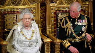 ARCHIV - 14.10.2019, Großbritannien, London: Queen Elizabeth II (l), sitzt neben ihrem Sohn, Prinz Charles, bevor sie ihre Rede zur Eröffnung des Parlaments im House of Lords in Westminster hält. (zu dpa: «Queen lässt sich bei Parlamentseröffnung von Prinz Charles vertreten») Foto: Toby Melville/PA Wire/dpa +++ dpa-Bildfunk +++