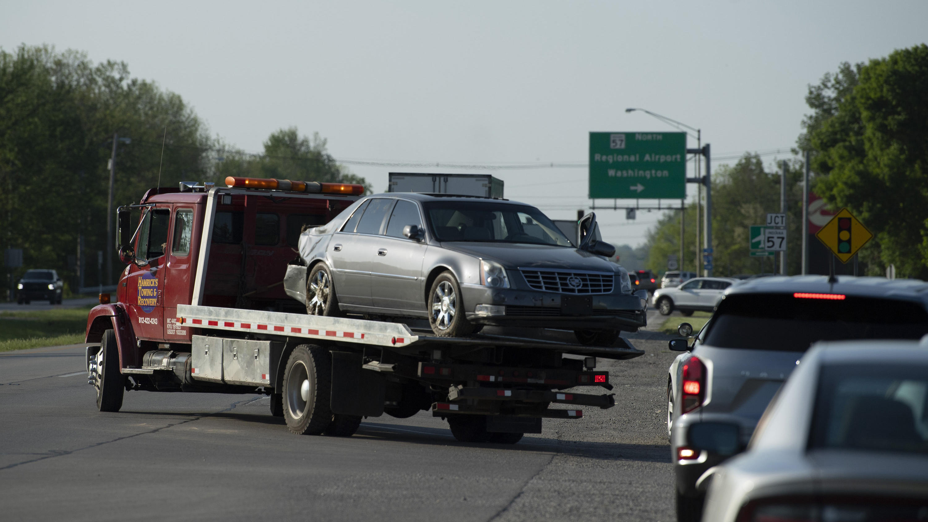 Der Unfallwagen, in dem Casey und Vicky White im US-Bundesstaat Indiana verunglückten, wird abgeschleppt.