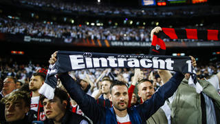  FC Barcelona, Barca V Eintracht Frankfurt - Europa League Eintracht Frankfurt fans celebrates the victory during the second leg quarter finals of Europa League match between FC Barcelona and Eintracht Frankfurt at Camp Nou Stadium on April 14, 2022 in Barcelona, Spain. Barcelona Spain PUBLICATIONxNOTxINxFRA Copyright: xXavierxBonillax originalFilename:bonilla-fcbarcel220414_npFzQ.jpg