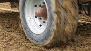  Traktor-Pulling Der Sportverein Luchau veranstaltete anlässlich 110 Jahre Sport in Luchau, ein Kräftemessen der Traktoren. Die Landmaschinen konnten unabhängig vom Baujahr am Traktor-Pulling teilnehmen. Eingeteilt wurden die Traktoren dann je nach PS in drei unterschiedliche Kategorien, in denen sie gegeneinander antraten. Jeder Traktor zog einen Hänger, der mit Gewichten beladen war und zehn Tonnen wog, erklärte Normen Grahl vom Organisationsteam. Die Wettkampfstrecke ist 100 Meter lang. Zusätzlich wird noch die Bremse des Anhängers gezogen. Gewonnen hatte der, der am weitesten kam. Ein Anhängerrad läuft über den Acker. Luchau Sachsen GERMANY *** Tractor Pulling The sports club Luchau organized on the occasion of 110 years of