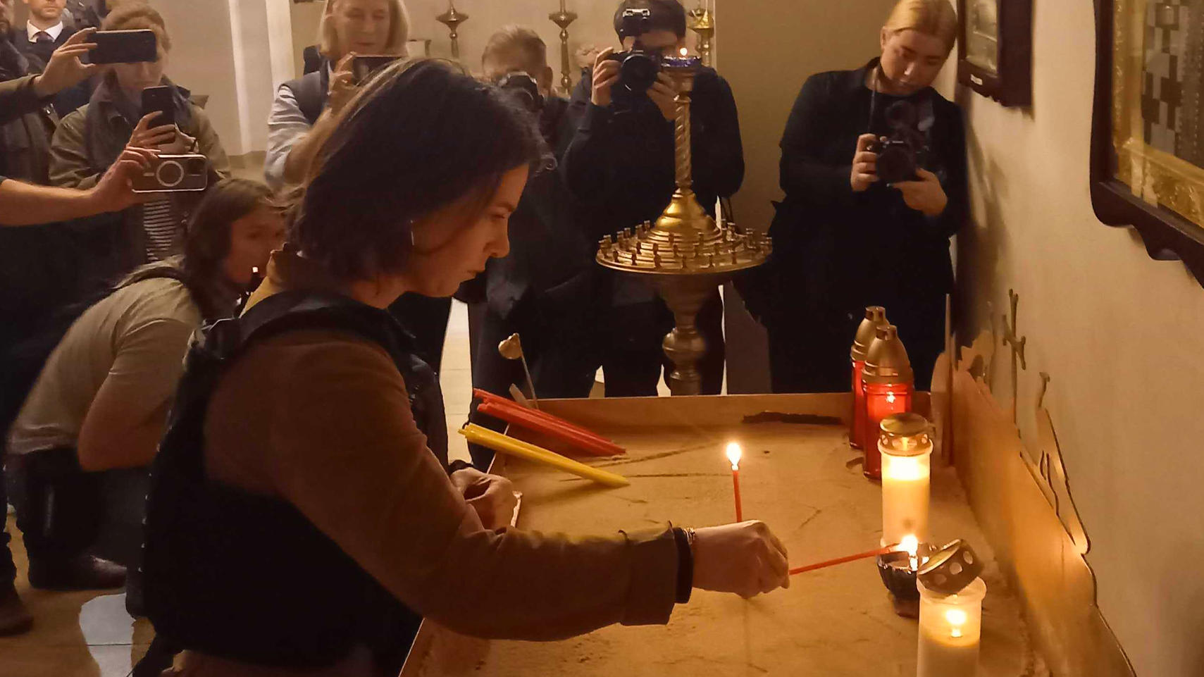 Annalena Baerbock zündet eine Kerze an.