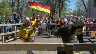 Axtkampf statt Eiersuche am Ostersamstag auf Schloss Nidda: Zwei Ritter bekämpfen sich in Rüstung vor Publikum.