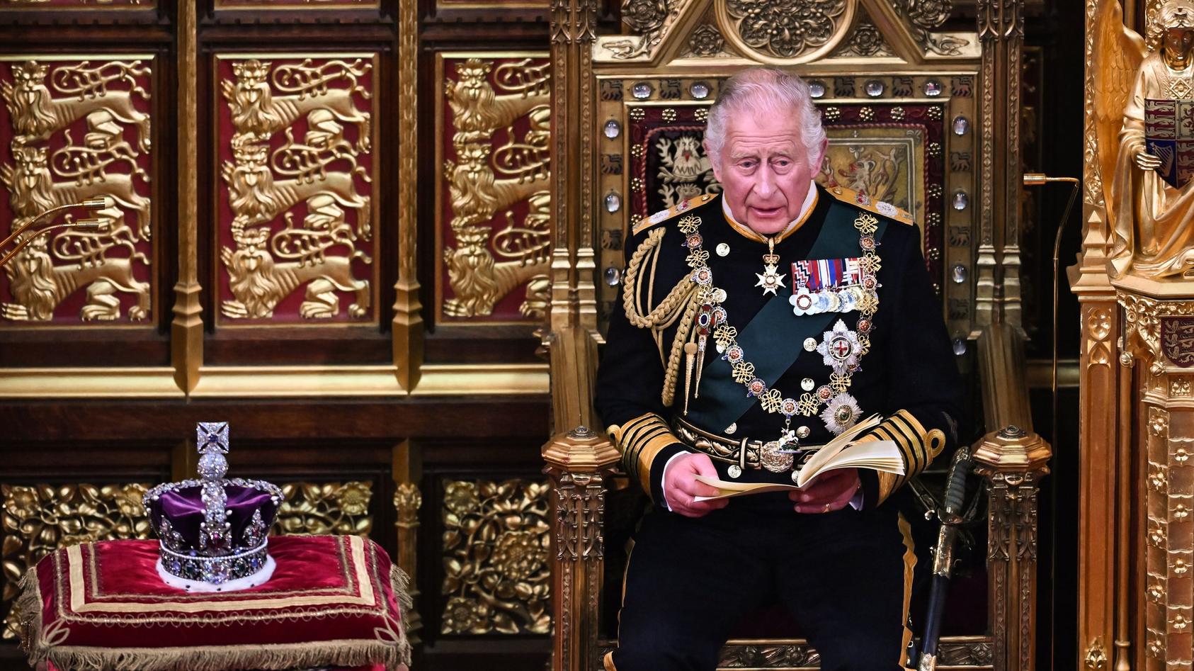 Prinz Charles verliest die Rede der Königin zur Eröffnung der neuen Sitzungsperiode des Parlaments im House of Lords. Die Krone der Queen liegt neben ihm.