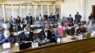 Elf junge Männer stehen seit dem 10. Mai in Hamburg vor Gericht. Sie werden jeweils von zwei Anwälten vertreten.