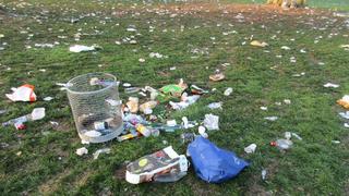 Nach den Abifeiern der Jahre vor der Corona-Pandemie waren die Wiesen im Grüneburgpark übersät mit leeren Flaschen, Getränkebechern und anderem Müll.