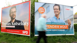 News Bilder des Tages Wahlplakat zur Landtagswahl in Nordrhein-Westfalen 2022 der SPD links mit dem Spitzenkandidat THOMAS KUTSCHATY MINISTERPRAESIDENT MINISTERPRÄSIDENT VON MORGEN. FUER FÜR EUCH GEWINNEN WIR DAS MORGEN und der CDU rechts mit dem Ministerpraesident Ministerpräsident HENDRIK WUEST WÜST UNSER MINISTERPRAESIDENT MINISTERPRÄSIDENT MACHEN, WORAUF ES ANKOMMT. BEIDE STIMMEN CDU Landtagswahlkampf im Siegerland am 04.05.2022 in Freudenberg/Deutschland. *** Election poster for the state election in North Rhine Westphalia 2022 of the SPD left with the top candidate THOMAS KUTSCHATY MINISTERPRAESIDENT MINISTERPRESIDENT OF TOMORROW FOR YOU WE WIN THE TOMORROW and the CDU right with the State Premier HENDRIK WUEST WÜST MAKE OUR MINISTERPR