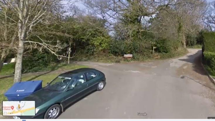 Kidnapper lassen eine Zweijährige wieder los, nachdem sie der Familienhund angriff. Auf dieser Straße hatte sich der Vorfall am Mittwochvormittag in Ringwood (Hampshire) ereignet.