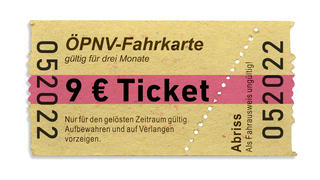 So soll das Neun-Euro Ticket, das die Ampel-Koalition angesichts stark gestiegener Spritpreise für Pendler als Entlastungsmaßnahme angekündigt hatte, aussehen.
