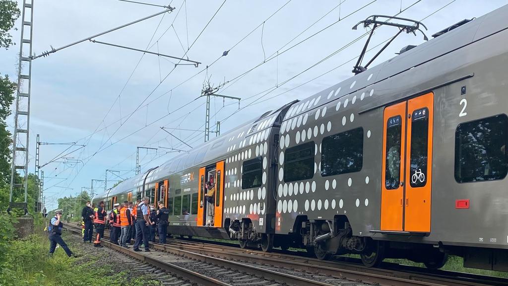 13.05.2022, Nordrhein-Westfalen, Aachen: Ein Mann hat in einer Regionalbahn bei Aachen am Freitagmorgen mit einem Messer auf Reisende eingestochen und mindestens drei Menschen verletzt. Der Verdächtige sei festgenommen worden, sagte ein Sprecher der