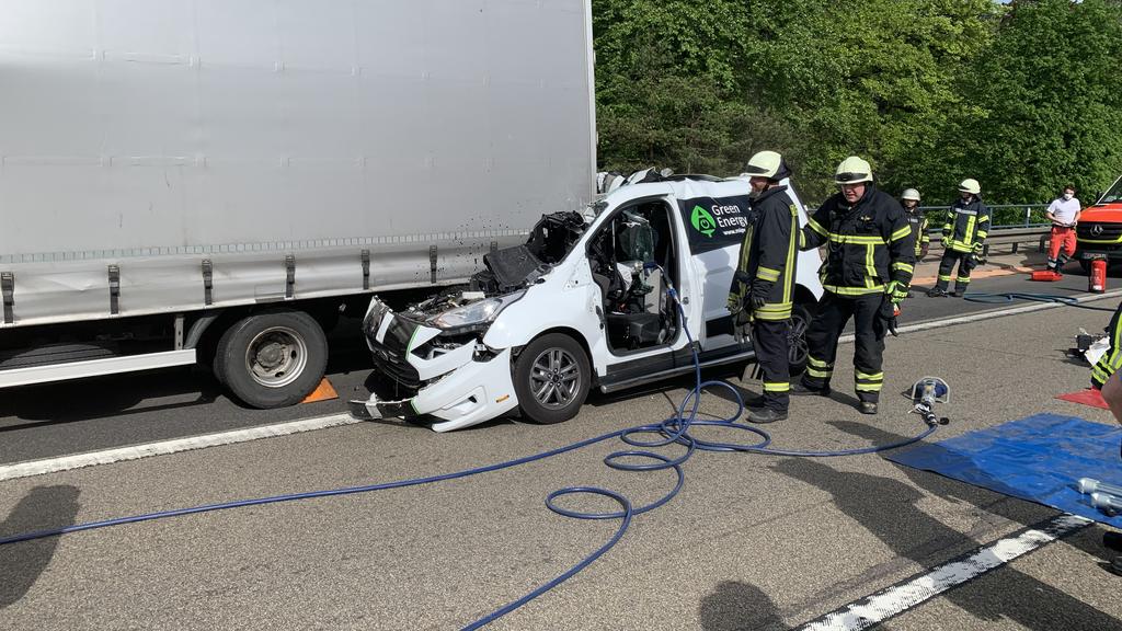 Kleintransporter wird bei Verkehrsunfall auf der A7 bei Knüllwald unter LKW eingequetscht.