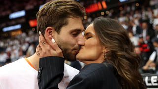 FRANKFURT AM MAIN, GERMANY - MAY 05: Kevin Trapp of Eintracht Frankfurt celebrates with girlfriend, Izabel Goulart during the UEFA Europa League Semi Final Leg Two match between Eintracht Frankfurt and West Ham United at Deutsche Bank Park on May 05, 2022 in Frankfurt am Main, Germany. (Photo by Alex Grimm/Getty Images)