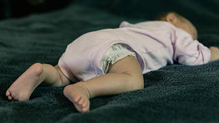 80 Prozent der plötzlichen Kindstode ereignen sich vor dem sechsten Lebensmonat des Babys.  Zur Vorbeugung sollten sie immer auf dem Rücken schlafen.