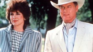 Seltenes Familienidyll: Fiesling J. R.Ewing (Larry Hagman, r) mit seiner FrauSue Ellen (Linda Gray, l) und Sohn JohnRoss (Omri Katz, M) in der US-Fernsehserie"Dallas". Undatierte Aufnahme.