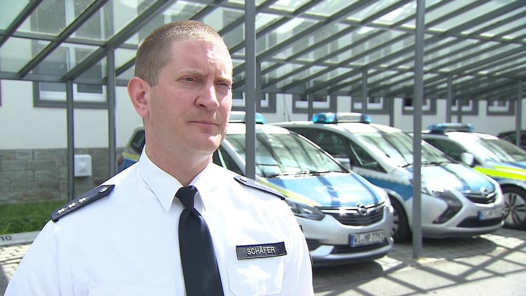 Der Sprecher der Wiesbadener Polizei Malte Schäfer gibt ein Interview.