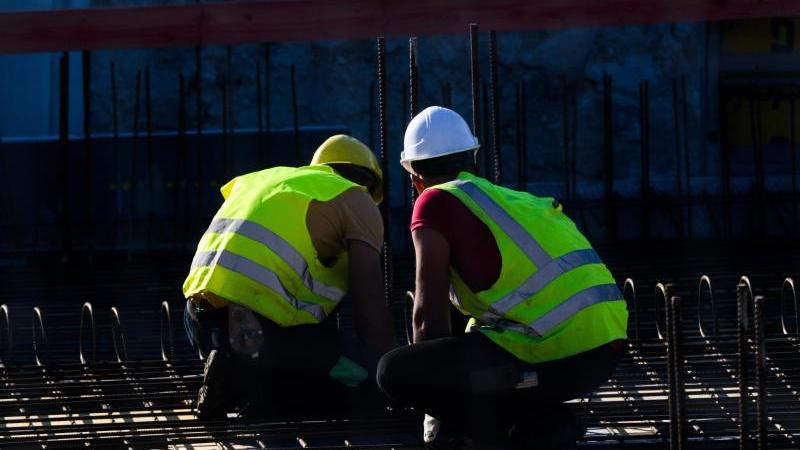 Bauarbeiter auf der Baustelle eines Mehrfamilienhauses in Hannover. Der Fachkräftemangel in Deutschland ist auf Rekordniveau. Foto: Julian Stratenschulte/dpa