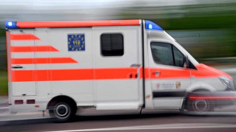 Ein Krankenwagen ist mit Blaulicht auf Einsatzfahrt. Foto: Hendrik Schmidt/dpa-Zentralbild/ZB/Symbolbild