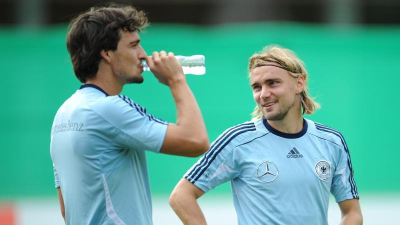 Mats Hummels (l) und Marcel Schmelzer sind nach den Länderspielen verletzt. Foto: Andreas Gebert