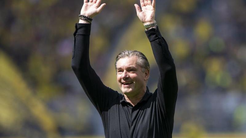 Dortmunds Sportdirektor Michael Zorc jubelt den Fans zu. Foto: David Inderlied/dpa/