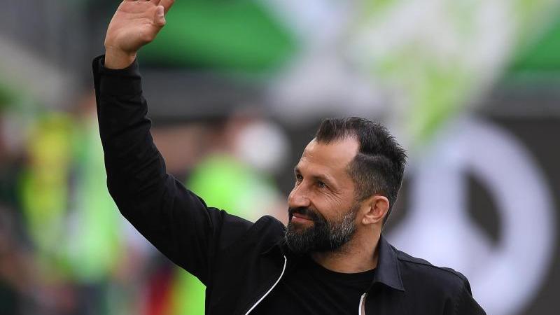 Münchens Sportvorstand Hasan Salihamidzic winkt vor dem Spiel im Stadion. Foto: Swen Pförtner/dpa/