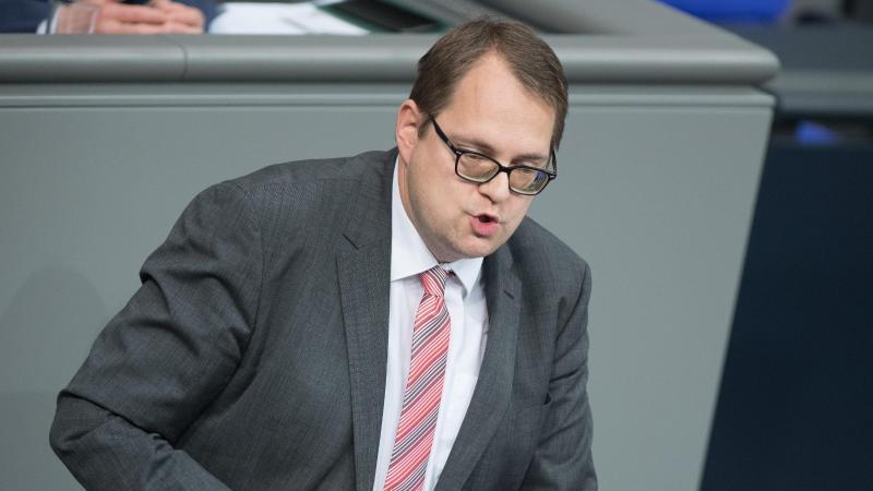 Sören Pellmann spricht während einer Sitzung des Bundestages. Foto: Soeren Stache/dpa/Archivbild