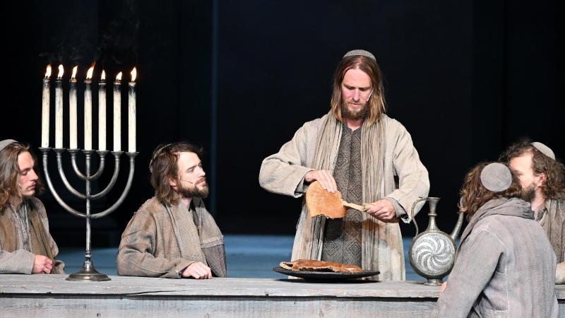 Jesus (Frederik Mayet) teilt das Brot. Foto: Angelika Warmuth/dpa