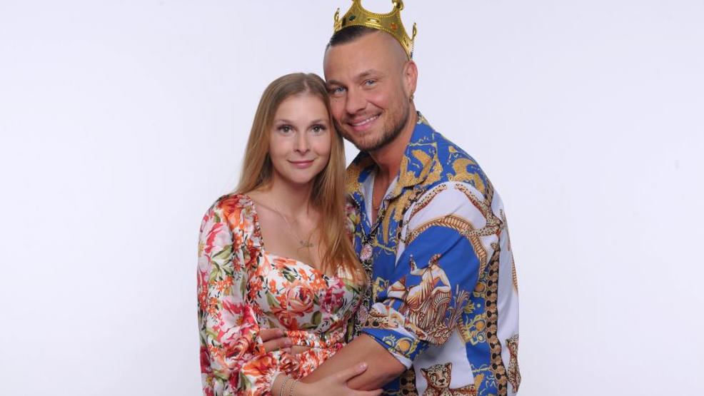 Diese Zeiten sind vorbei. Gemeinsam zogen Eric Sindermann und Katharina Hambuechen ins "Sommerhaus der Stars" 2022 ein und getrennt vorzeitig wieder aus. Jetzt hofft Katha in ihrer neuen Wohnung ein bisschen durchschnaufen zu können