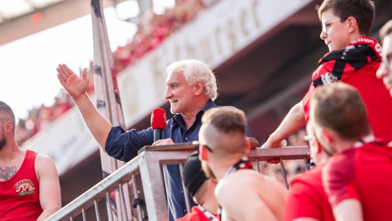 Rudi Völler (M), Geschäftsführer Sport von Leverkusen, steht nach der Partie im Fanblock. Foto: Marius Becker/dpa