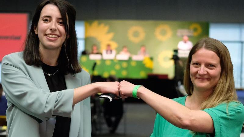Die neugewählten Grünen-Landessprecherinnen Marie Müser (l) und Christin Furtenbacher. Foto: Sebastian Willnow/dpa