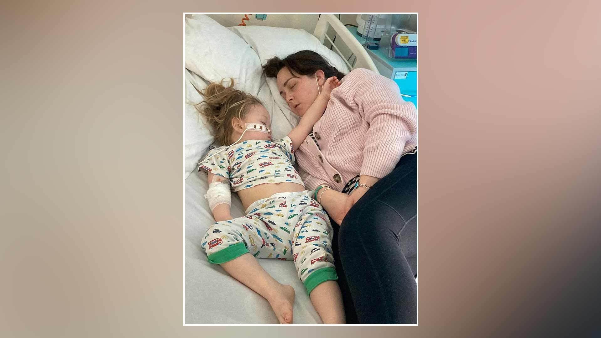 Mama Lauren mit Arthur im Krankenhaus.