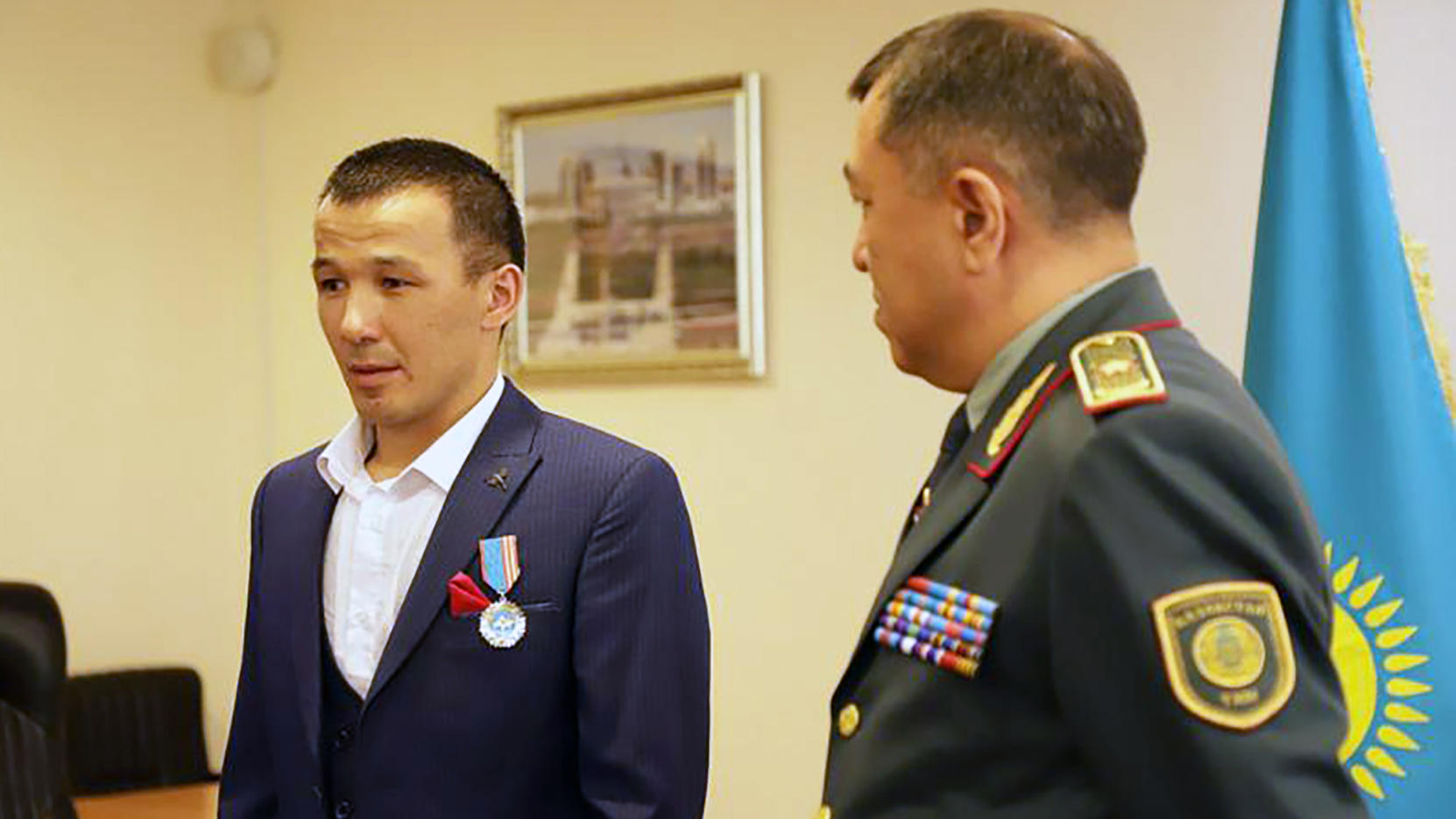 Sabit Shontakbaev (37) ist selbst Vater von vier Kindern. Er rettete in Nur-Sultan (Kasachstan) einer Dreijährigen das Leben. Er wurde mit einer Medaille für seine Tapferkeit ausgezeichnet.