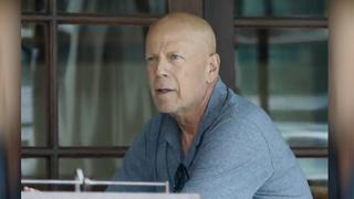 Bruce Willis beim Essen mit Freunden.