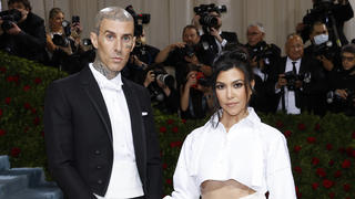  Travis Barker and Kourtney Kardashian arrive on the red carpet for The Met Gala at The Metropolitan Museum of Art celebrating the Costume Institute opening of In America: An Anthology of Fashion in New York City on Monday, May 2, 2022. PUBLICATIONxINxGERxSUIxAUTxHUNxONLY NYP20220502252 JOHNxANGELILLO