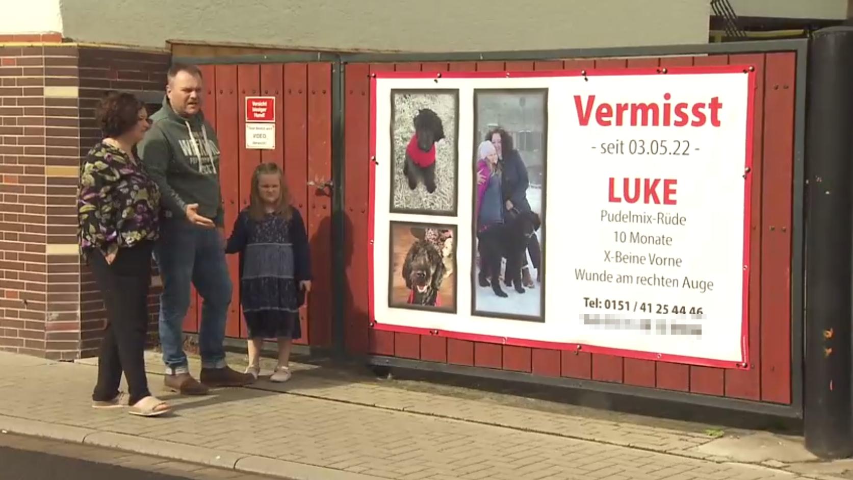 Mit einem riesigen Plakat am Hoftor sucht die Familie ihren Hund.