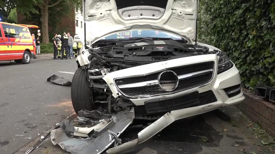 Auto kracht in Bushaltestelle - Augenzeuge spricht über den Unfall