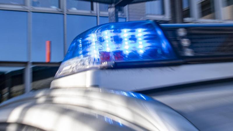 ein-blaulicht-leuchtet-auf-dem-dach-eines-polizeiwagens-foto-david-inderlieddpasymbolbild