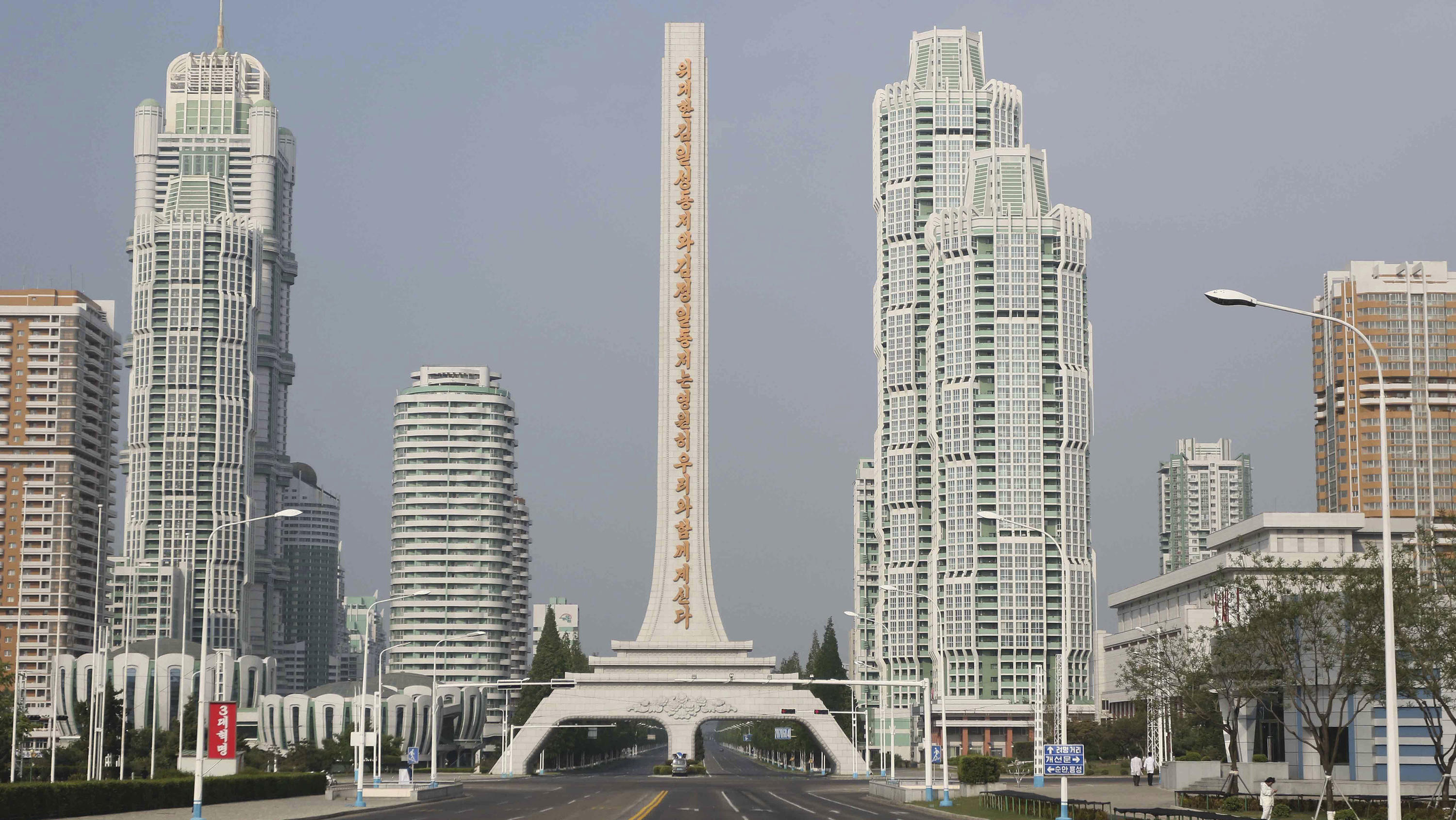 Nordkorea, Pjöngjang: Die Ryomyong-Straße ist leer.
