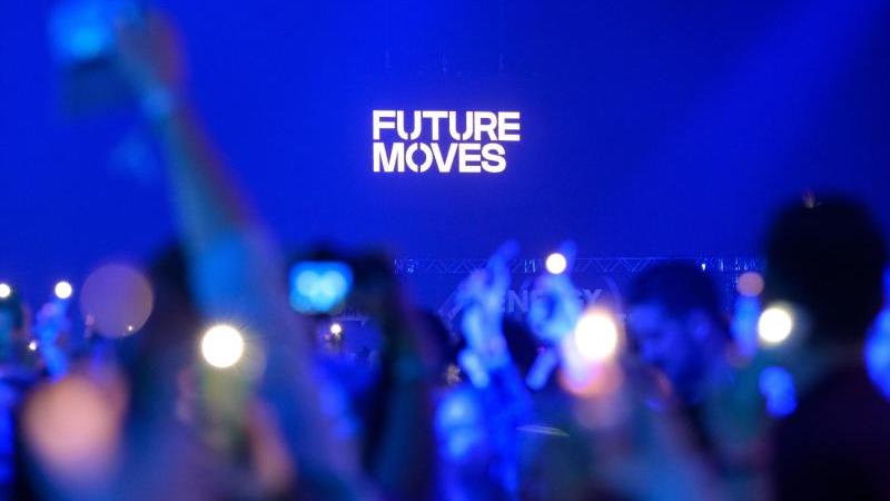 future-moves-zukunft-bewegt-steht-auf-einem-bildschirm-in-einer-messehalle-foto-jonas-walzbergdpa