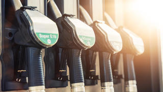 deutsche Tankstelle, Zapfsäule für Benzin und Diesel zum befüllen von Kraftstoff in ein Fahrzeug