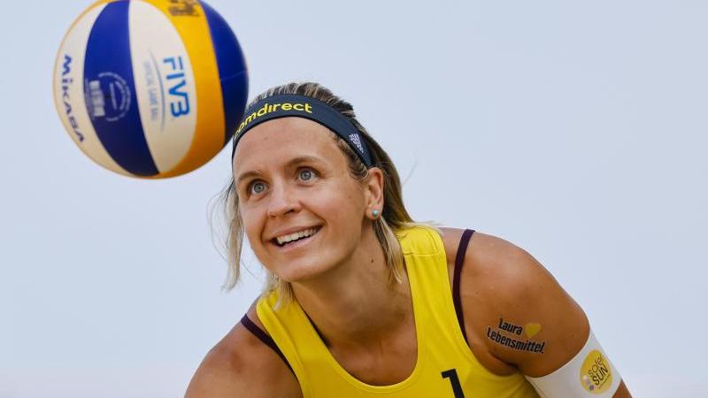 laura-ludwig-mit-dem-volleyball-in-action-archivbild