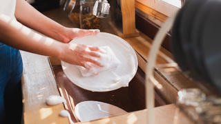 Geschirr wird per Hand abgewaschen