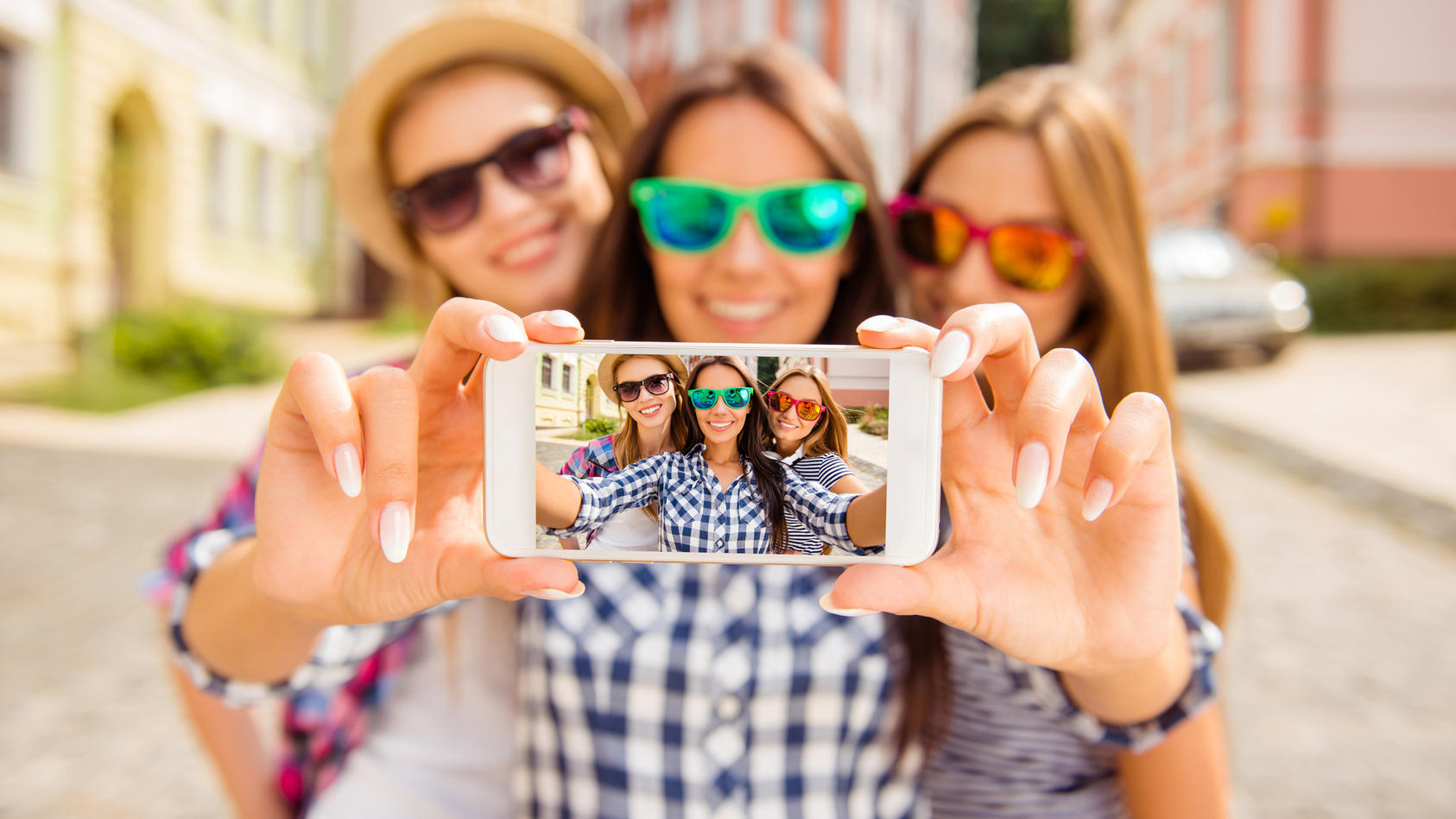 selfies-mit-dem-smartphone-sind-ein-klassiker-bei-dem-wir-mittlerweile-nicht-einmal-mehr-selbst-auf-den-ausloser-drucken-mussen