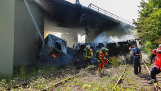 Lastwagen stürzt von Brücke