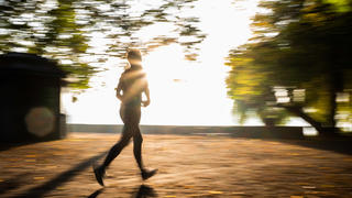 13.10.2021, Niedersachsen, Hannover: Eine Joggerin läuft am Morgen bei Sonnenschein am Maschsee entlang. Foto: Julian Stratenschulte/dpa +++ dpa-Bildfunk +++