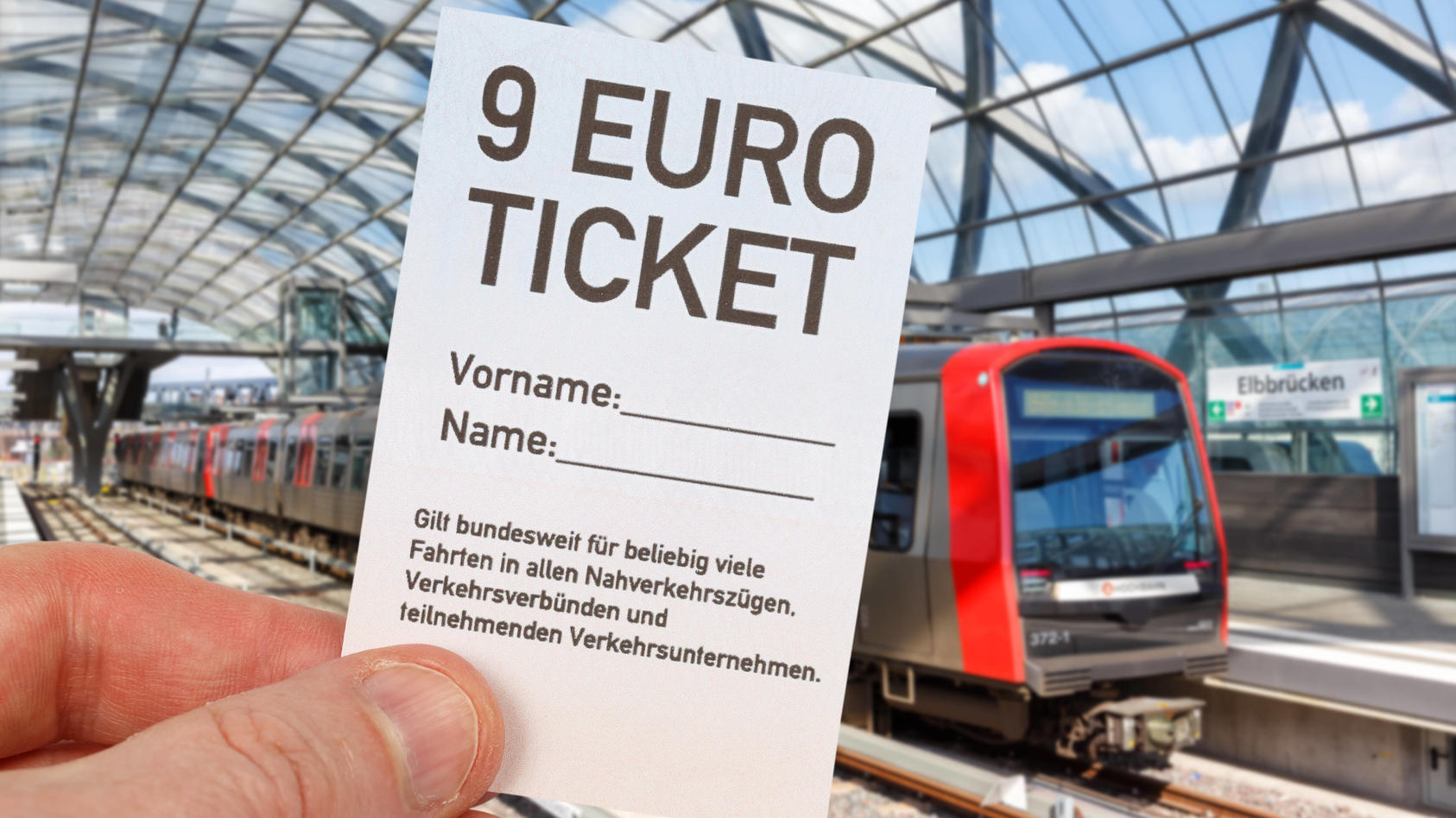  9-Euro-Ticket 9 Euro Ticket mit Metro U-Bahn Fotomontage in Hamburg, Deutschland Hamburg, Deutschland - 17. Mai 2022: 9-Euro-Ticket 9 Euro Ticket mit Metro U-Bahn Fotomontage in Hamburg, Deutschland. *** 9 Euro Ticket 9 Euro Ticket with Metro U Bahn