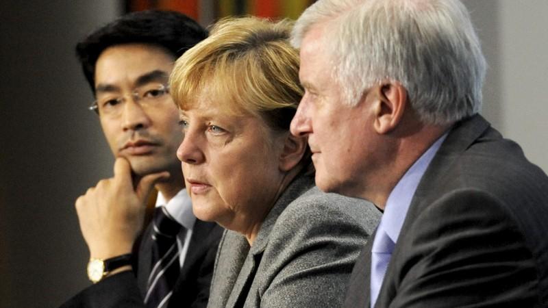 ARCHIV - Bundeskanzlerin Angela Merkel (CDU - M), der CSU-Vorsitzende Horst Seehofer (CSU - r) und der Wirtschaftsminister und FDP-Vorsitzende Philipp Rösler erläutern am 06.11.2011 in Berlin im Bundeskanzleramt die Ergebnisse eines Treffens der Spitzen der Koalitionsparteien. Kanzlerin und CDU-Chefin Angela Merkel will am 4. Juni mit den Vorsitzenden von CSU und FDP den weiteren Kurs der schwarz-gelben Regierung abstecken. Das bestätigte ein FDP-Sprecher am Donnerstag (24.05.2012) in Berlin. Foto: Maurizio Gambarini dpa (zu dpa "Treffen Merkel-Seehofer-Rösler für 4. Juni geplant" vom 24.05.2012)  +++(c) dpa - Bildfunk+++