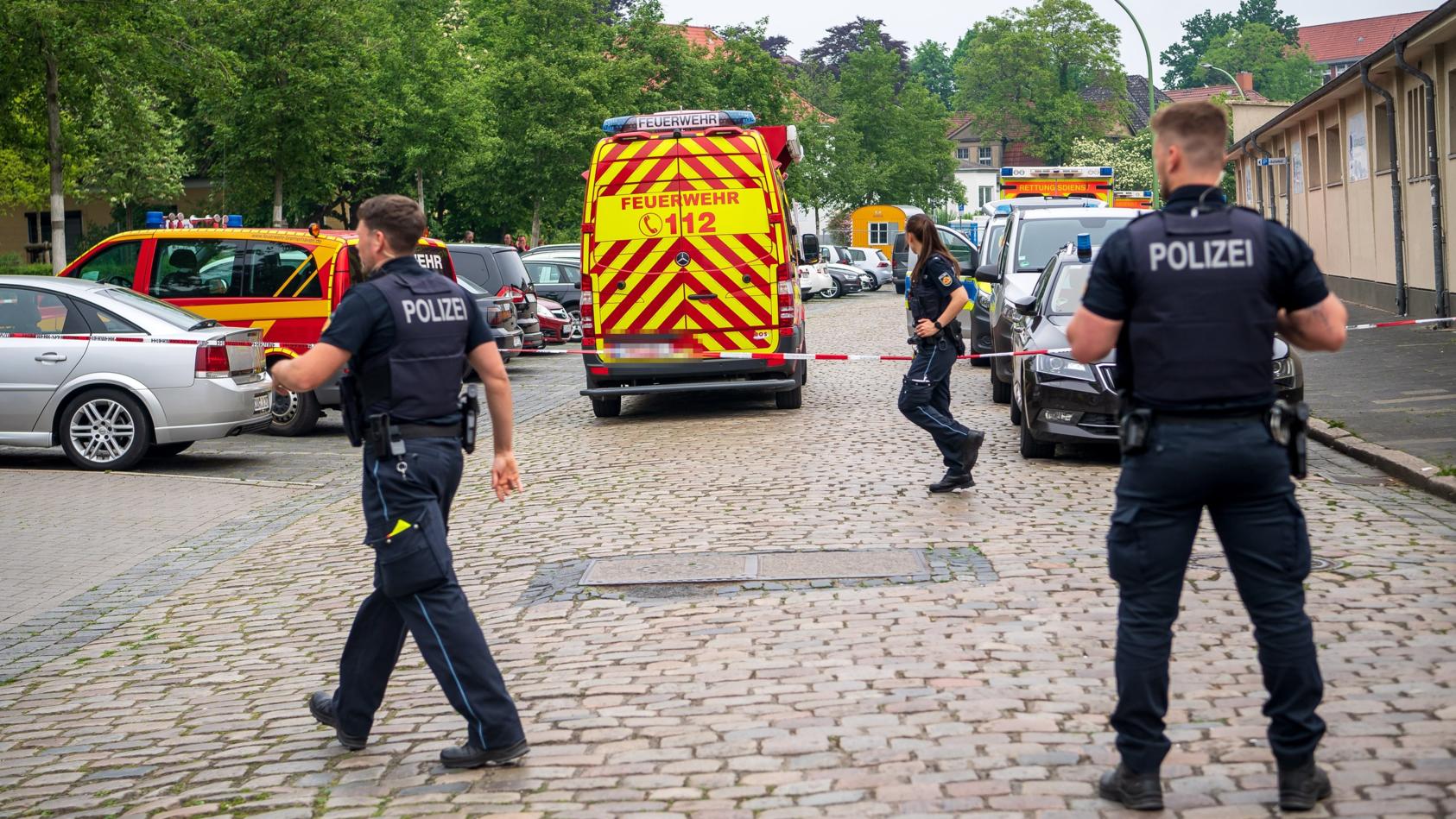 19.05.2022, Bremen, Bremerhaven: Einsatzkräfte der Polizei und Feuerwehr sind vor einer Schule im Einsatz. An einem Gymnasium in Bremerhaven ist am Donnerstag geschossen worden. Eine Frau sei mit der Waffe verletzt worden, sagte eine Polizeisprecheri