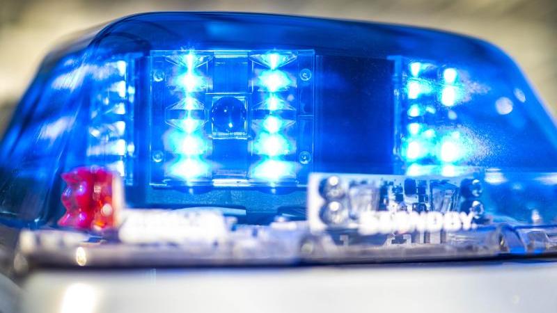 ein-blaulicht-leuchtet-auf-dem-dach-eines-polizeiwagens-foto-david-inderlieddpasymbolbild