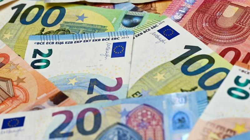 eurobanknoten-liegen-auf-einem-tisch-foto-patrick-pleuldpa-zentralbilddpaillustration